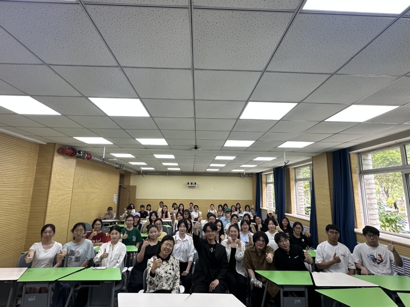 23新闻班小学期模拟新闻发布会...