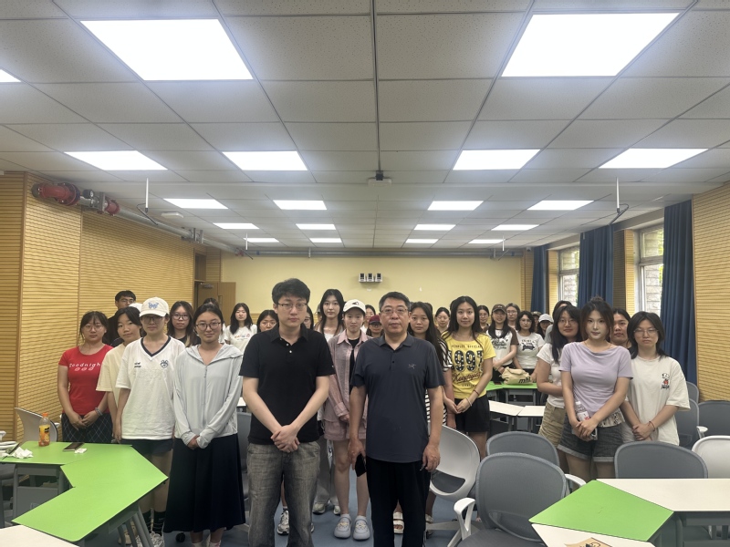 23新闻班小学期新闻采访实务讲...